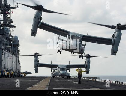 Il Mate di Boatswain segnala a un MV-22B Osprey di decollare dalla USS Makin Island. Foto Stock