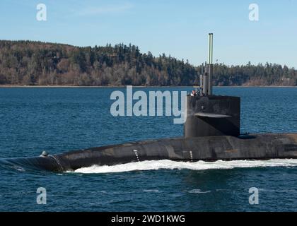 Il sottomarino di classe Ohio, USS Henry M. Jackson, transita nel canale di Hood. Foto Stock