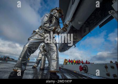 Un'esercitazione di routine di causalità di massa a bordo della portaerei USS Theodore Roosevelt. Foto Stock