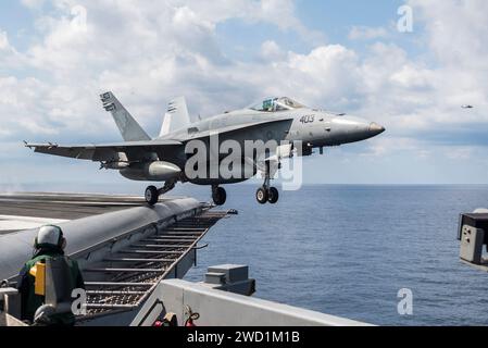 Un F/A-18C Hornet si lancia dal ponte di volo della portaerei USS George H.W. Bush. Foto Stock