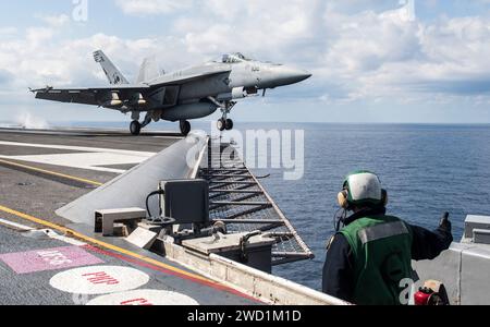 Un F/A-18E Super Hornet viene lanciato dal ponte di volo della portaerei USS George H.W. Bush. Foto Stock