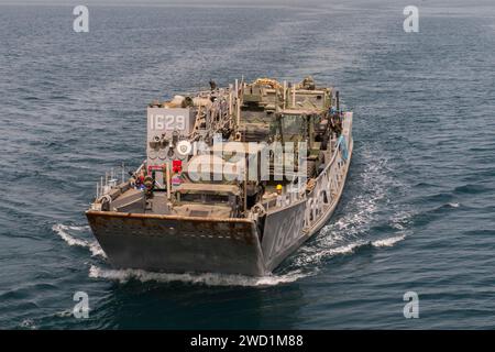 La barca di servizio Landing Craft si prepara ad entrare nel ponte della USS Comstock. Foto Stock