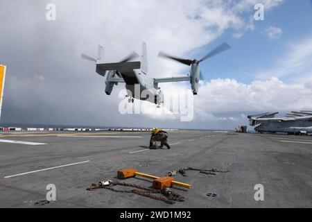 Un MV-22B Osprey decolla dalla nave d'assalto anfibio USS Bataan. Foto Stock