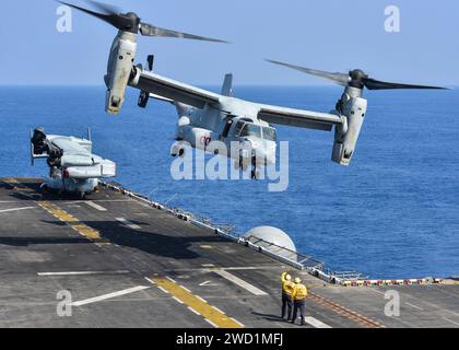 Un MV-22B Osprey decolla dalla nave d'assalto anfibio USS Makin Island. Foto Stock