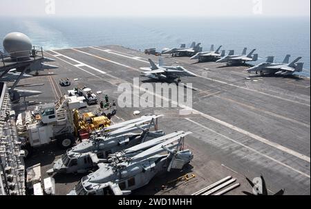 Un F/A-18C Hornet atterra a bordo della portaerei USS George H.W. Bush. Foto Stock