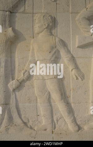 Sarkophag mit Steinrelief, Thema: Zerstörung und Leiden in der Sowjetunion, Sowjetisches Ehrenmal, Winter, Treptower Park, Treptow, Treptow-Köpenick, Foto Stock