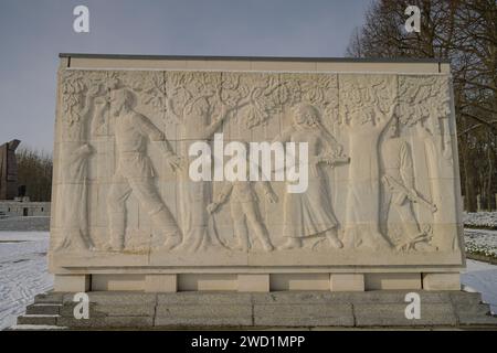 Sarkophag mit Steinrelief, Thema: Zerstörung und Leiden in der Sowjetunion, Sowjetisches Ehrenmal, Winter, Treptower Park, Treptow, Treptow-Köpenick, Foto Stock