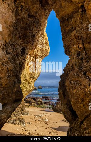 Finestra naturale sull'oceano e sulla spiaggia a Praia do Camilo in Algarve, Lagos, Portogallo. Foto Stock