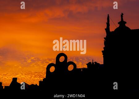 Sky at sunset above Old Town rooftops silhouette in city of Gdansk in Poland. Foto Stock