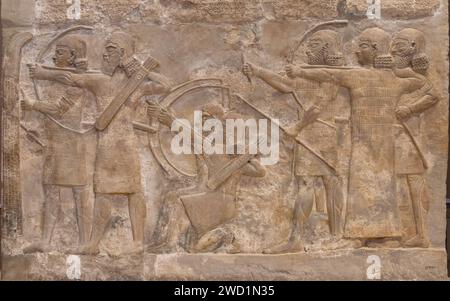 Rilievi in pietra scolpiti degli arcieri del palazzo assiro di Dur-Sharrukin, Khorsabad, Iraq, ora nel Museo dell'Iraq, Baghdad, Iraq Foto Stock