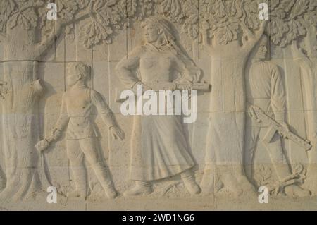 Sarkophag mit Steinrelief, Thema: Zerstörung und Leiden in der Sowjetunion, Sowjetisches Ehrenmal, Winter, Treptower Park, Treptow, Treptow-Köpenick, Foto Stock