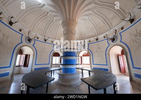 Sala Stag nel Palazzo Nazionale di pena a Sintra, Portogallo. Sala a tema di caccia dove si tenevano banchetti con palchi di cervo sul muro e interni circolari Foto Stock