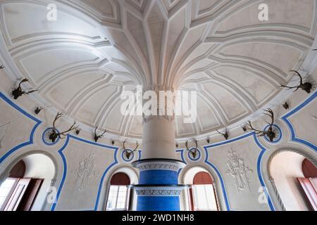 Sala Stag nel Palazzo Nazionale di pena a Sintra, Portogallo. Sala banchetti a tema di caccia con palchi di cervo a parete e interno circolare con supplemento singolo Foto Stock