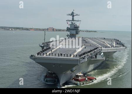 La futura USS Gerald R. Ford arriva alla base navale di Norfolk, Virginia. Foto Stock