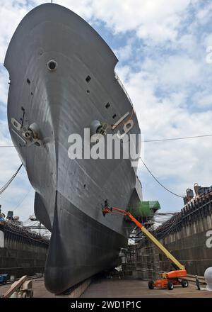 I marinai dipingono lo scafo della USS Blue Ridge. Foto Stock
