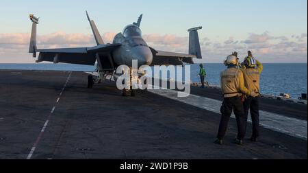 Aviation Boatswain's Mates dirige un F/A-18E Super Hornet a bordo della USS Ronald Reagan. Foto Stock