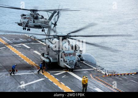 Gli elicotteri CH-53E Super Stallion atterrano sul ponte di volo della nave d'assalto anfibio USS Iwo Jima. Foto Stock