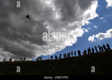 I membri dei media documentano la dimostrazione della componente aerea presso la base aerea di Kulbakino a Mykolaiv, Ucraina. Foto Stock