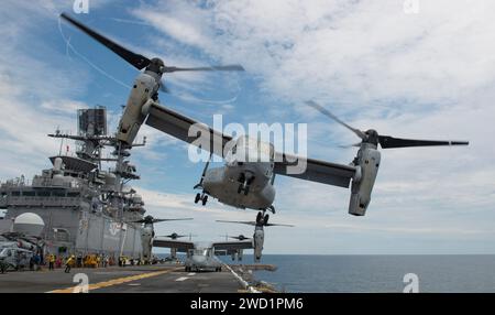 Un MV-22 Osprey 162 decolla dal ponte di volo a bordo della nave d'assalto anfibio USS Iwo Jima. Foto Stock