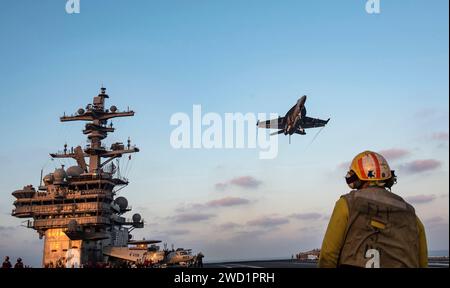 Un F/A-18E Super Hornet vola sopra la portaerei USS George H.W. Bush. Foto Stock