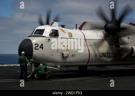 Un C-2A Greyhound si prepara al lancio dal ponte di volo della USS Theodore Roosevelt. Foto Stock