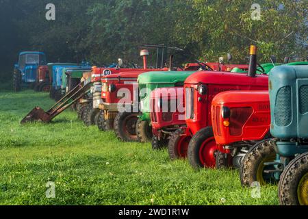 Vecchio trattore agricolo, Burguete, Santiago's Road, Navarra, Spagna Foto Stock