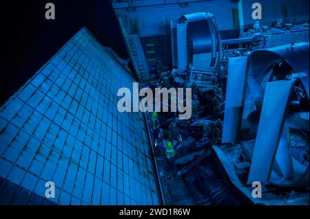 Marinai e marines si preparano a lanciare imbarcazioni da combattimento per razziare la gomma dal ponte della USS Bonhomme Richard. Foto Stock