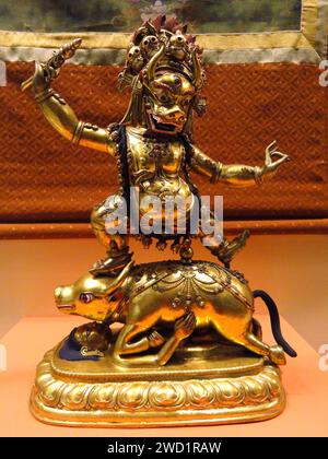 Tibet: Statua di Yama, il re dell'Inferno. American Museum of Natural History, New York. Foto di Daderot. Nella mitologia dell'Asia orientale, Yama è un dharmapala (dio irrequieto) e re dell'Inferno. È suo dovere giudicare i morti e governare i vari inferi e purgatori, presiedendo il ciclo di samsara (cambiamento ciclico, tortuoso). Yama si è diffuso dall'essere un dio indù a trovare ruoli nel buddhismo così come nella mitologia cinese, coreana e giapponese. Foto Stock