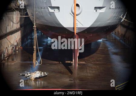 Il sottomarino USS Frank Cable (AS 40) in bacino di carenaggio per la manutenzione. Foto Stock