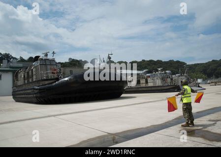 Seaman dirige un cuscino d'aria per imbarcazioni da atterraggio. Foto Stock