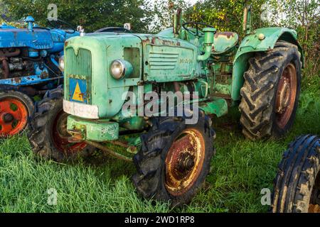 Vecchio trattore agricolo, Burguete, Santiago's Road, Navarra, Spagna Foto Stock