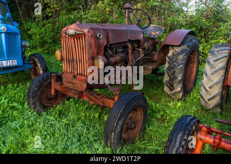 Vecchio trattore agricolo, Burguete, Santiago's Road, Navarra, Spagna Foto Stock