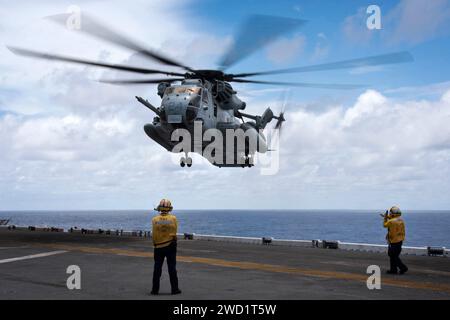 Un elicottero CH-53E Super Stallion atterra a bordo della nave d'assalto anfibio USS Bonhomme Richard. Foto Stock