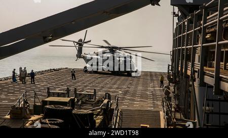 Un elicottero CH-53E Super Stallion si prepara a partire dalla nave da sbarco anfibio USS Pearl Harbor. Foto Stock