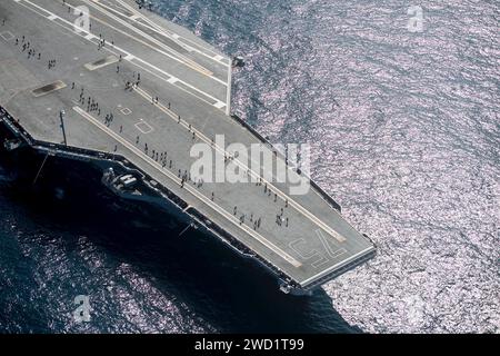 I marinai partecipano a una corsa di 5 km sul ponte di volo a bordo della portaerei USS Harry S. Truman. Foto Stock