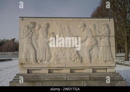 Sarkophag mit Steinrelief, Thema: Opfer und Verzicht des sowjetischen Volkes und Unterstützung der Armee, Sowjetisches Ehrenmal, Winter, Treptower Park, Treptow, Treptow-Köpenick, Berlino, Deutschland Sarkophag mit Steinrelief, Thema: Opfer und Verzicht des sowjetischen Volkes und Unterstützung der Armee, Sowjetisches Ehrenmal, Winter, Treptower Park, Treptow, Treptow-Köpenick, Berlino, Deutschland *** Sarcofago con rilievo in pietra, sacrificio a tema e rinuncia del popolo sovietico e sostegno dell'esercito, memoriale sovietico, Winter, Treptower Park, Treptow, Treptow Köpenick, Berlino, Germania sa Foto Stock