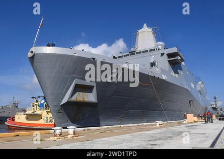 I marinai si schierano in fila per l'ormeggio a bordo della nave da trasporto anfibio USS New York. Foto Stock