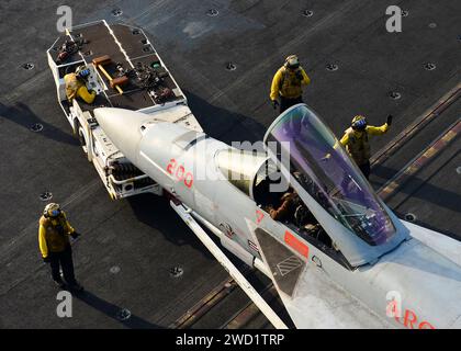 I marinai taxi un F/A-18E Super Hornet sul ponte di volo della USS Nimitz. Foto Stock