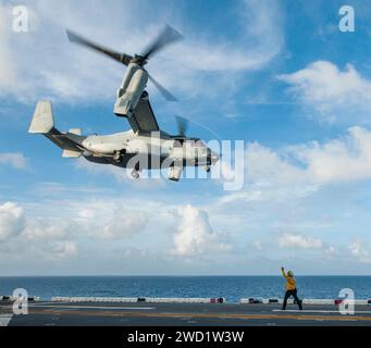 Un MV-22 Osprey decolla dal ponte di volo della USS Wasp. Foto Stock