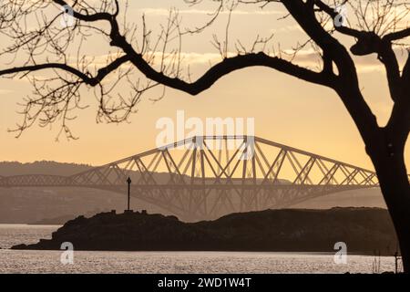 Un bellissimo tramonto sul Forth Bridge con Downing Point in primo piano, Dalgety Bay, Fife. Foto Stock