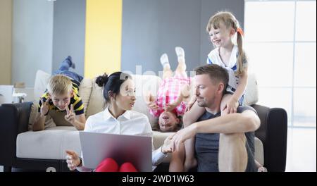 Famiglia trascorrere il tempo insieme, madre padre e bambini chiacchierare, tempo di qualità nel fine settimana Foto Stock