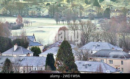 Glasgow, Scozia, Regno Unito. 18 gennaio 2024. Tempo nel Regno Unito: Una notte gelida con cielo limpido ha visto un inizio freddo verso il da sopra l'estremità occidentale e il campo da golf di Knightswood. Credit Gerard Ferry/Alamy Live News Foto Stock