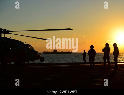 I marinai effettuano operazioni di volo sul ponte di volo a bordo della USS Nimitz. Foto Stock