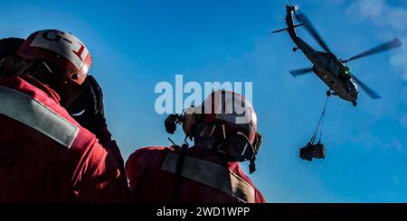 Un elicottero MH-60S Sea Hawk decolla durante un rifornimento verticale. Foto Stock