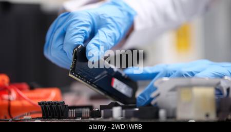 Installazione di nuova RAM o processore di personal computer in servizio. Foto Stock