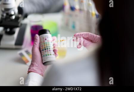 Carta per test al tornasole per analisi del suolo, carta per analisi acidity Foto Stock