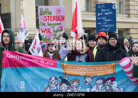 Berlino, Germania. 18 gennaio 2024. I dipendenti dell'ospedale ebraico di Berlino (JKB) partecipano a una manifestazione davanti alla camera dei rappresentanti, tenendo un cartello con la scritta "per favore, muori lentamente non abbiamo tempo". Dalla settimana scorsa, i dipendenti della JKB hanno iniziato uno sciopero indefinito per ottenere più personale. Credito: Jörg Carstensen/dpa/Alamy Live News Foto Stock