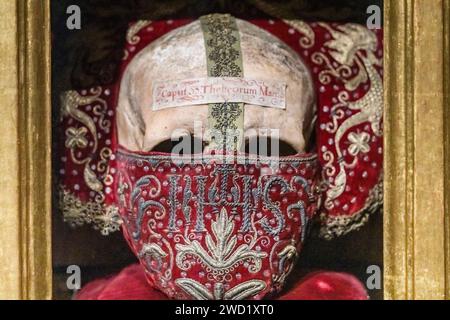 Pala d'altare reliquiario con soldati della Legione Tebana e undicimila vergini del seguito di San Úrsula, reliquie di Martioda, cappella di San Foto Stock