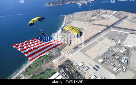 La U.S. Navy Parachute Team, le Leap Frogs, conduce un salto dimostrativo sopra Coronado, California. Foto Stock