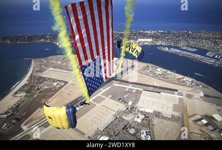 La U.S. Navy Parachute Team, le Leap Frogs, conduce un salto dimostrativo sopra Coronado, California. Foto Stock